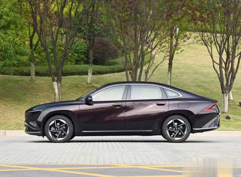 五菱汽车全新力作：星光插电混动轿跑，引领低油耗长续航新潮流！插图1