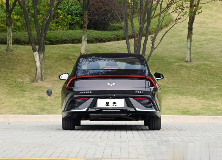 五菱汽车全新力作：星光插电混动轿跑，引领低油耗长续航新潮流！插图2