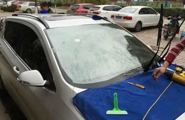 如何有效去除车辆上的广告胶纸残留插图1