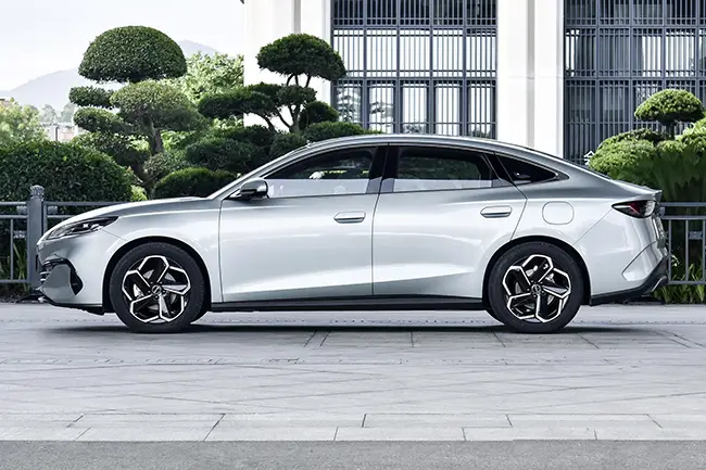 新车 | 秦L“兄弟车型”，或5月底一同上市，比亚迪海豹06 DM-i实拍插图1