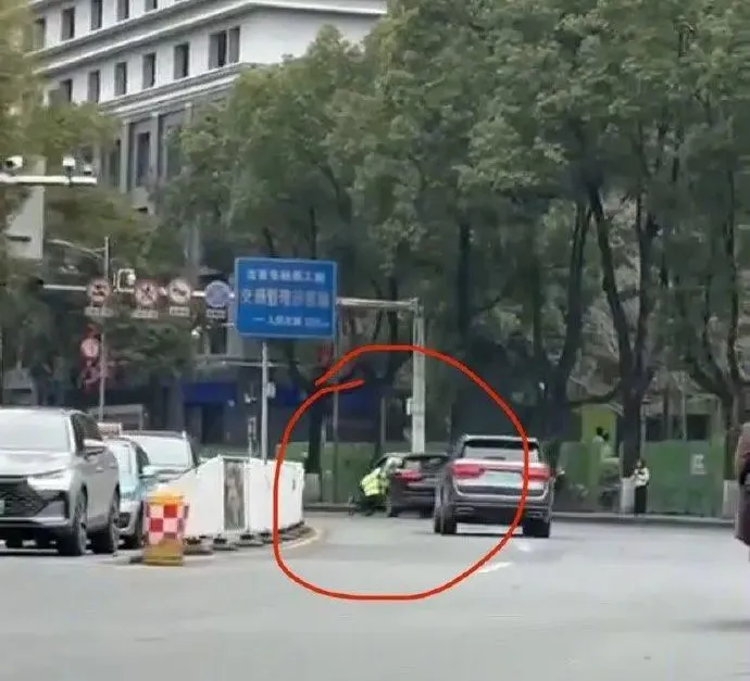 湖南吉首黑车暴力冲卡事件引关注 执法人员被拖行十余米受伤送医插图