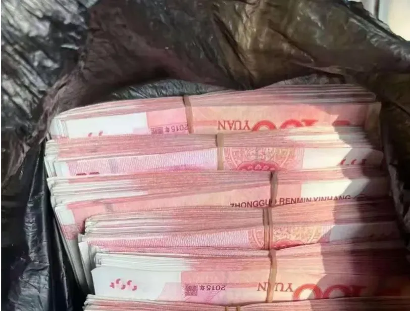 滴滴司机捡到40万现金背包，及时归还失主，暖心举动获赞插图