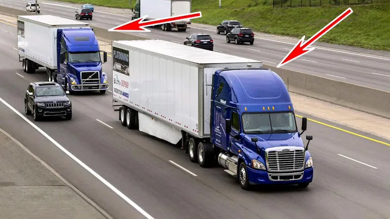 神奇的卡车自动跟随技术，一人开两辆车，后车自动跟着前车跑插图