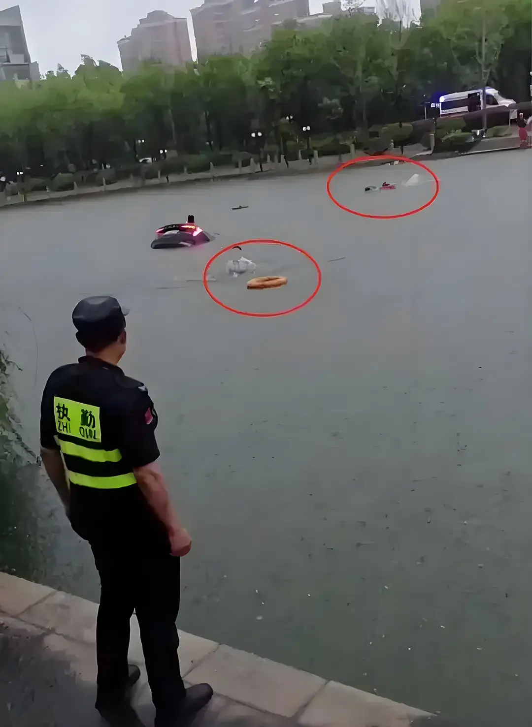 突发！武汉网约车误入湖中，司机被救时仍高举接单手机，乘客淡定求生赶面试插图1