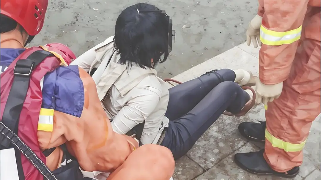 突发！武汉网约车误入湖中，司机被救时仍高举接单手机，乘客淡定求生赶面试插图2