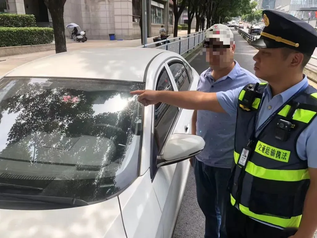 网约车奇闻：司机竟敢“乔装”出租车拉客，当场被抓包拆灯！插图