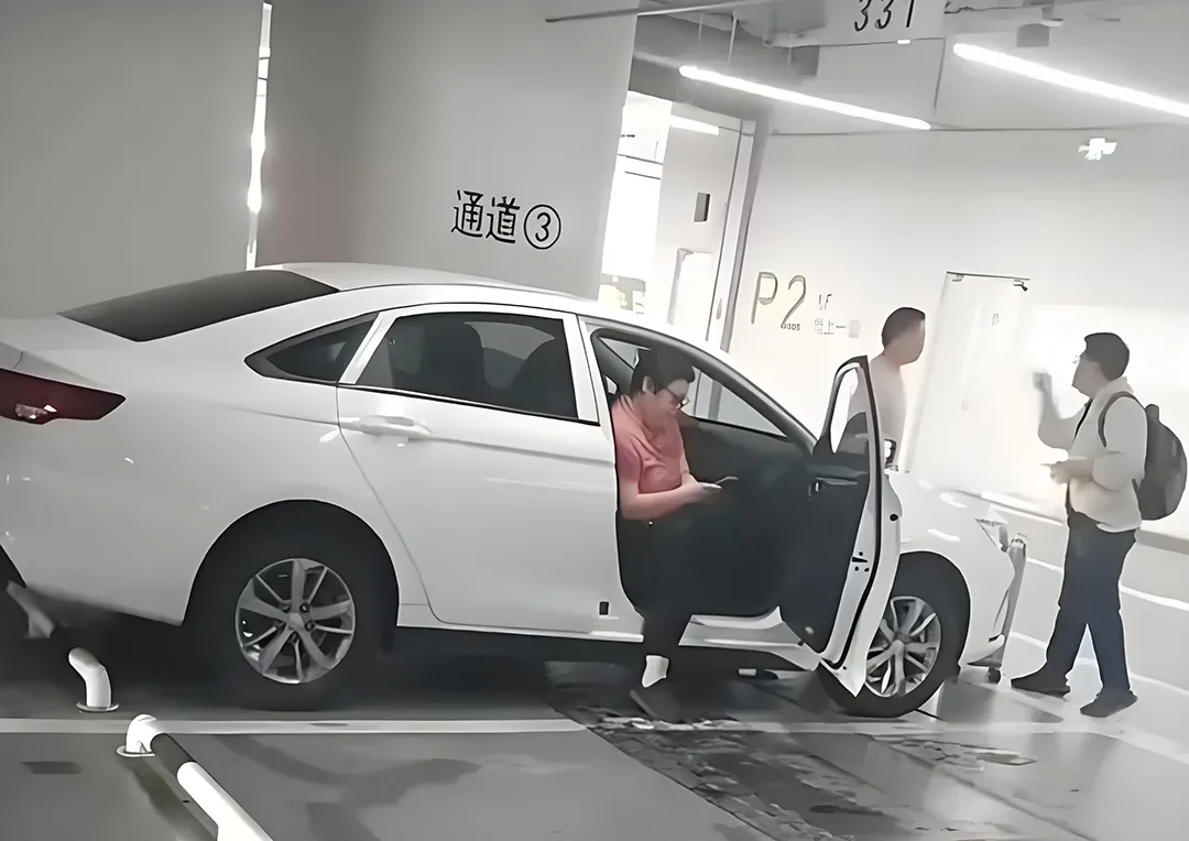 网约车拒载引爆冲突:夫妻怒骂举报司机,究竟谁的错更多?插图 网约车拒载引爆冲突:夫妻怒骂举报司机,究竟谁的错更多?插图