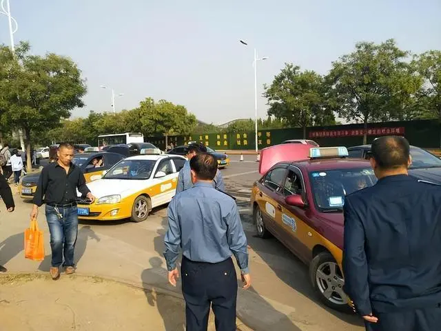 为什么现在的年轻人宁愿等30分钟网约车,也不愿意坐出租车了?插图1 为什么现在的年轻人宁愿等30分钟网约车,也不愿意坐出租车了?插图1