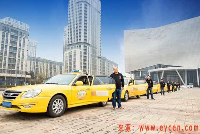 出租车招手就停，网约车经济实惠，