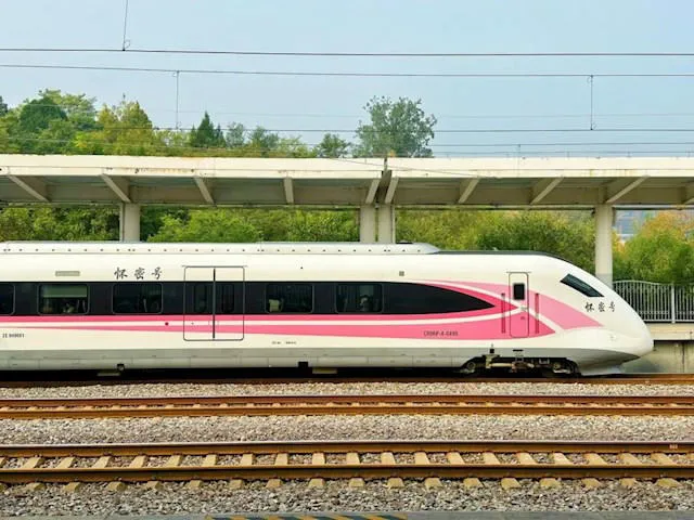 北京粉色动车“怀密号”四节车厢成周末热门插图 北京粉色动车“怀密号”四节车厢成周末热门插图