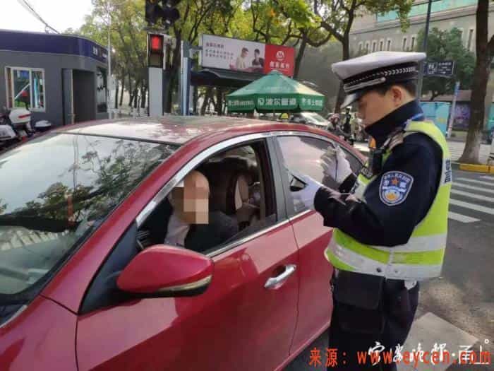 宁波严查! 这一路口15分钟内5人被罚! 有司机掏出驾照后当场傻眼插图 宁波严查! 这一路口15分钟内5人被罚! 有司机掏出驾照后当场傻眼