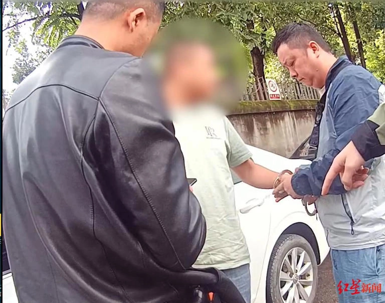 成都武侯公安破获非法运输销售成品油案,扣押31辆“黑油车”插图 成都武侯公安破获非法运输销售成品油案,扣押31辆“黑油车”插图