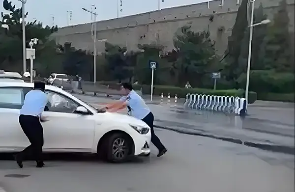无证网约车冲撞执法人员后逃跑,案情通报来了插图 无证网约车冲撞执法人员后逃跑,案情通报来了插图