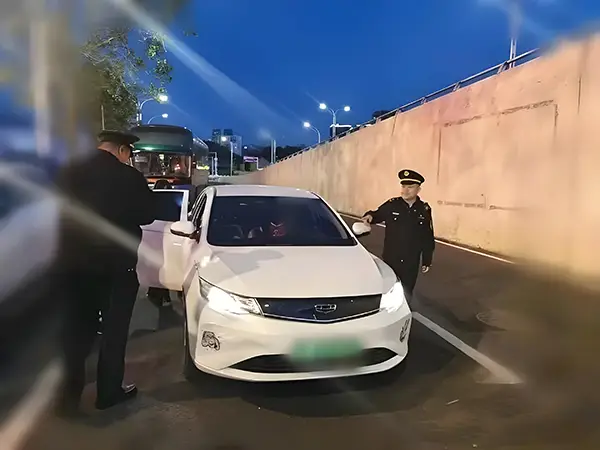 最严整治来了！一晚查扣10辆非法违规网约车插图1