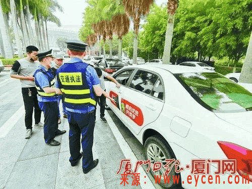注意！网约车身张贴广告，违法