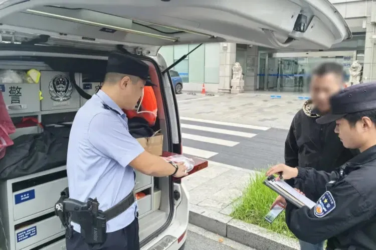 网约车司机蒋师傅智斗“天价”诈骗,协助警方挽回万元损失!插图 网约车司机蒋师傅智斗“天价”诈骗,协助警方挽回万元损失!插图
