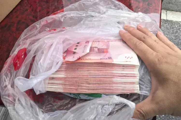 网约车司机蒋师傅智斗“天价”诈骗,协助警方挽回万元损失!插图1 网约车司机蒋师傅智斗“天价”诈骗,协助警方挽回万元损失!插图1