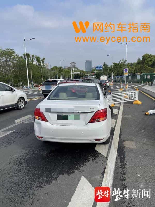 网约车“老司机”点手机接单,失手撞护栏致车轴断裂插图 网约车“老司机”点手机接单,失手撞护栏致车轴断裂插图