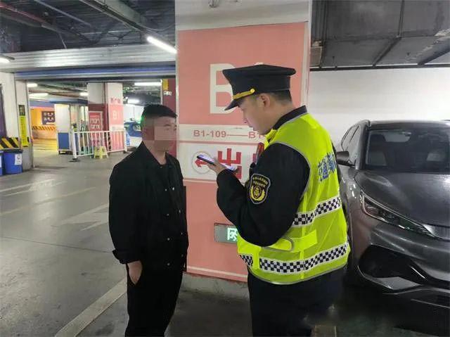 运管查车，网约车司机扔下乘客就跑，这下完了！插图