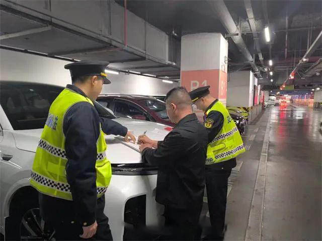 运管查车，网约车司机扔下乘客就跑，这下完了！插图1